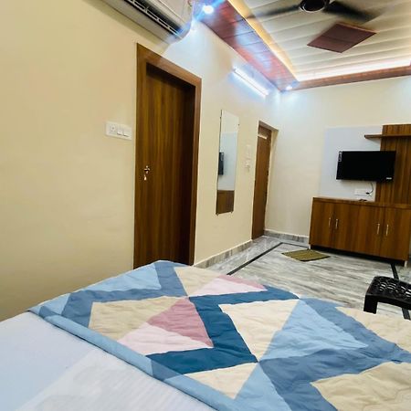 The Raman Palace- A Budget Hotel ماثورا المظهر الخارجي الصورة