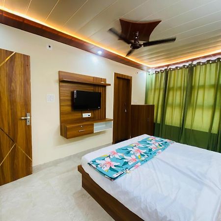 The Raman Palace- A Budget Hotel ماثورا المظهر الخارجي الصورة