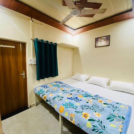 The Raman Palace- A Budget Hotel ماثورا المظهر الخارجي الصورة