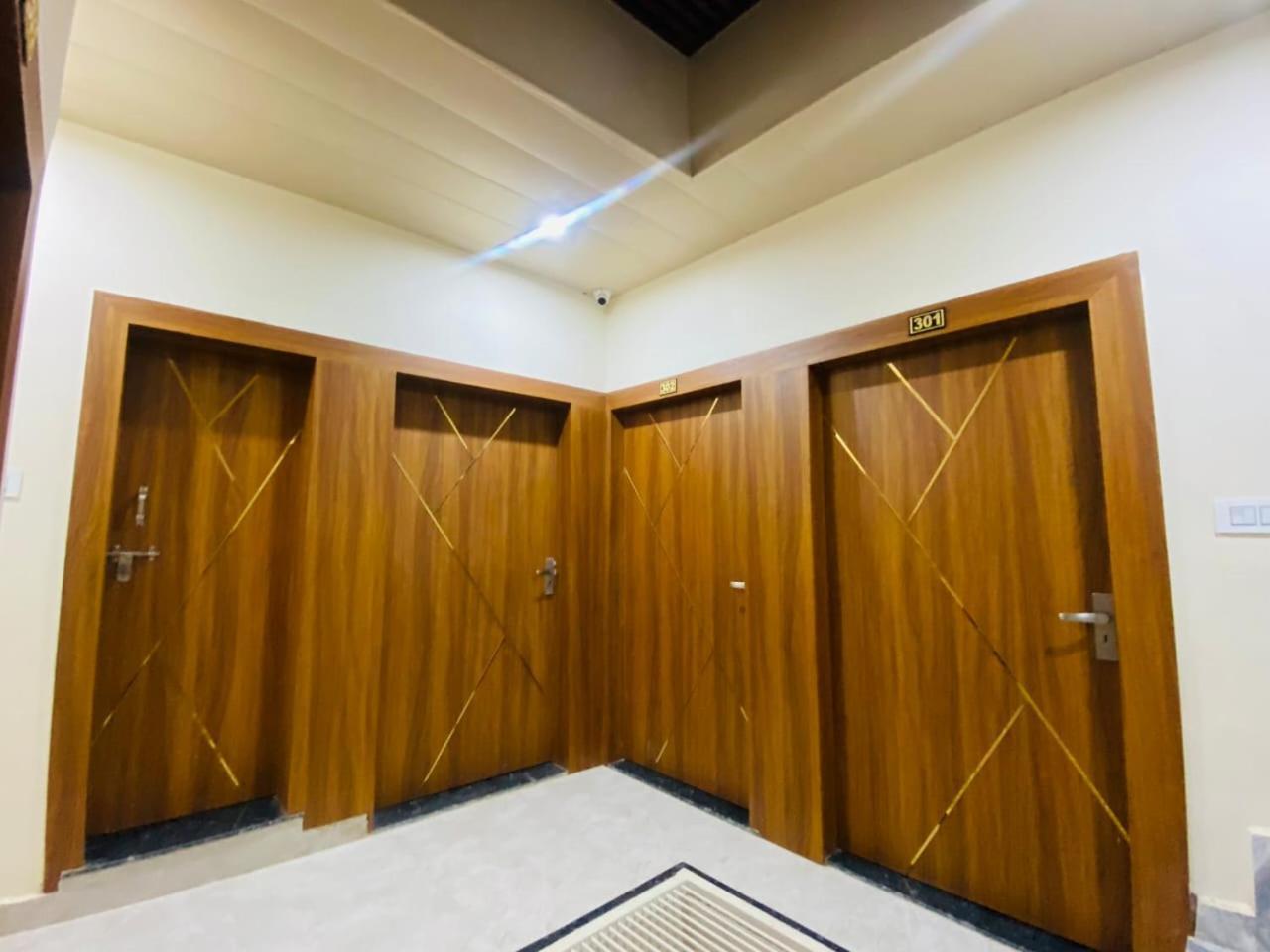 The Raman Palace- A Budget Hotel ماثورا المظهر الخارجي الصورة