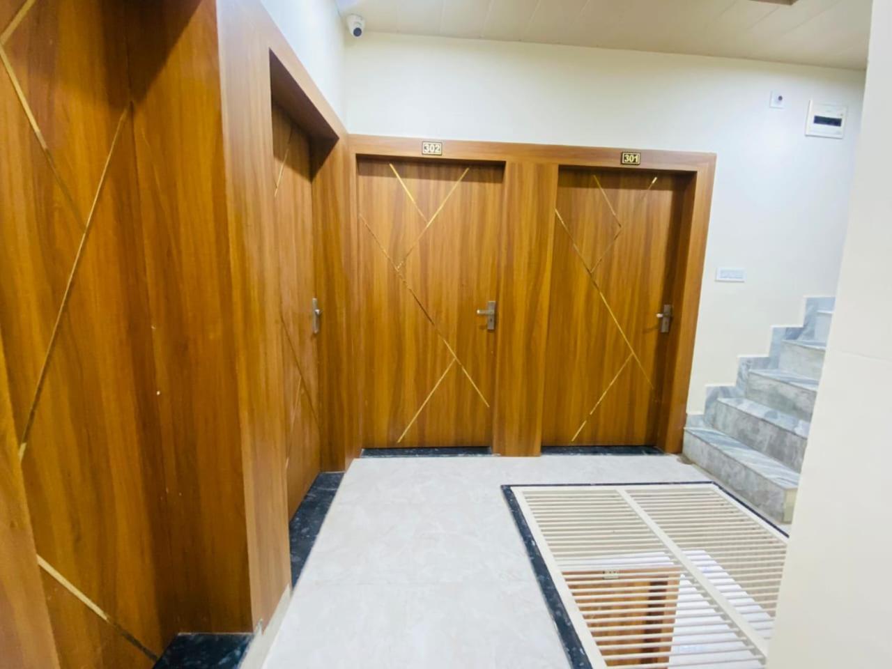 The Raman Palace- A Budget Hotel ماثورا المظهر الخارجي الصورة