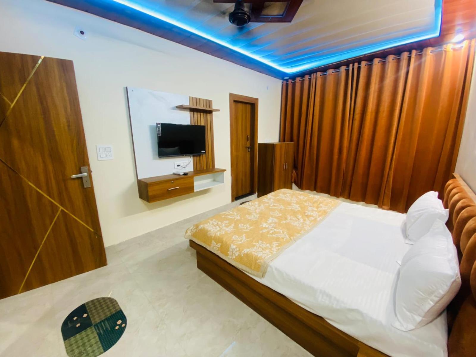The Raman Palace- A Budget Hotel ماثورا المظهر الخارجي الصورة