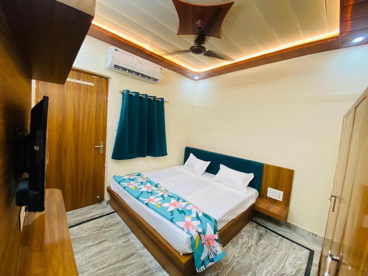 The Raman Palace- A Budget Hotel ماثورا المظهر الخارجي الصورة