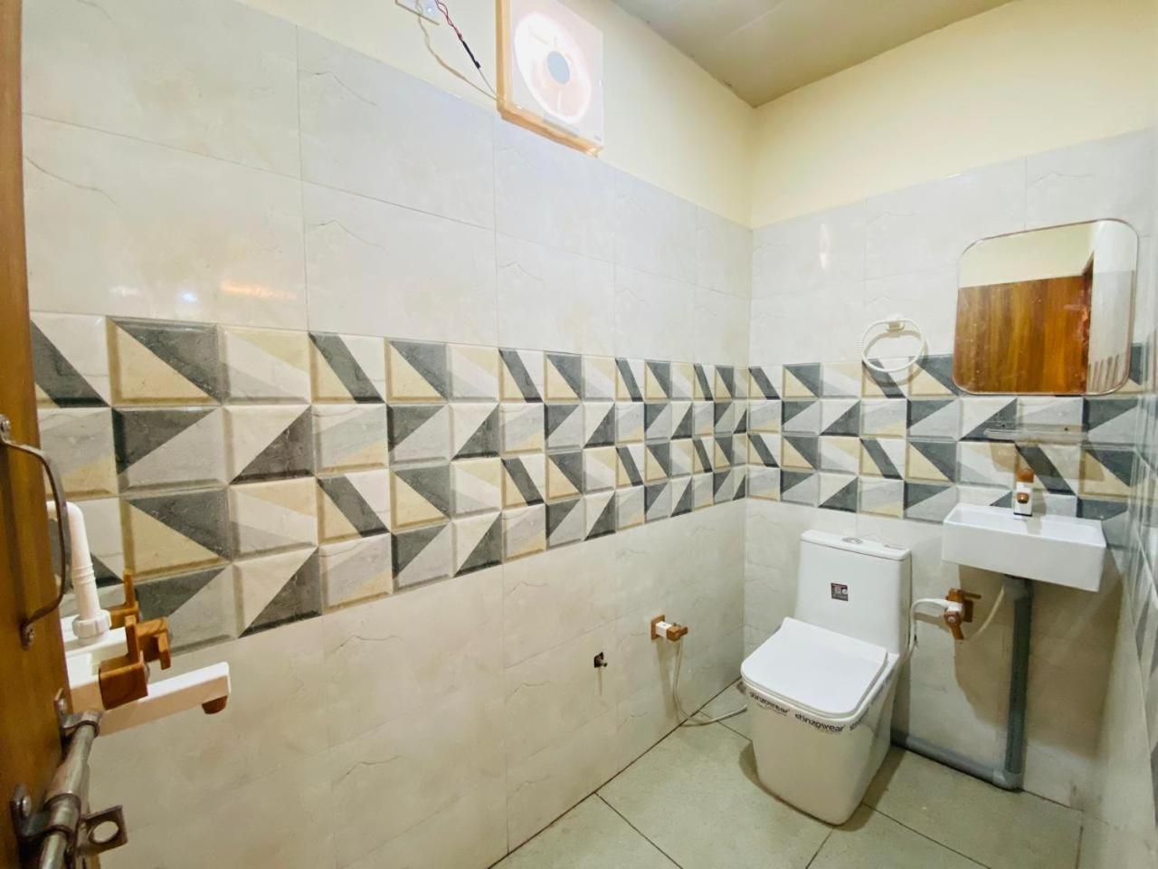 The Raman Palace- A Budget Hotel ماثورا المظهر الخارجي الصورة