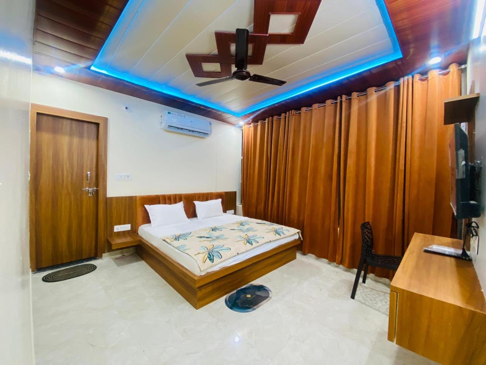 The Raman Palace- A Budget Hotel ماثورا المظهر الخارجي الصورة