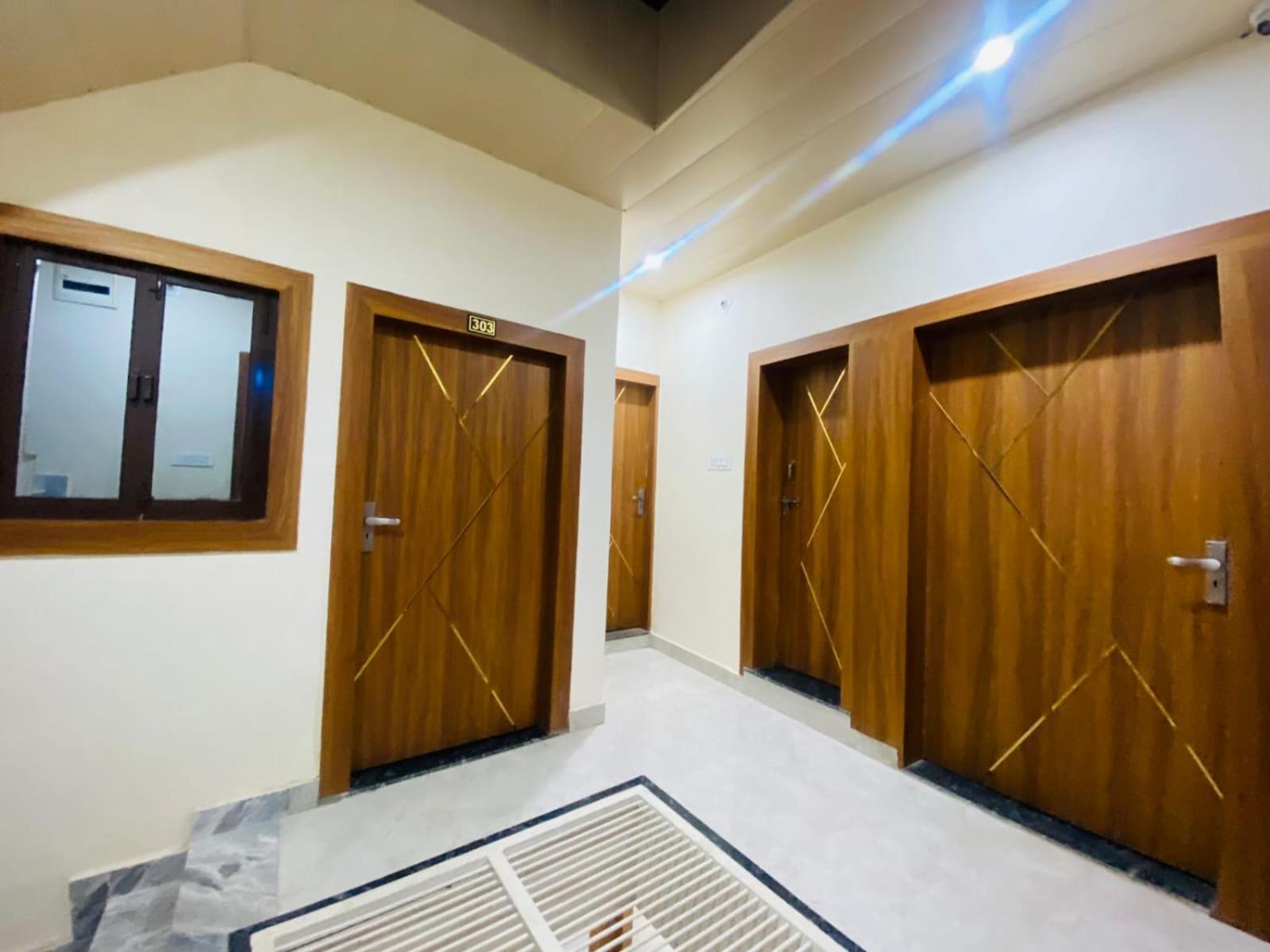 The Raman Palace- A Budget Hotel ماثورا المظهر الخارجي الصورة