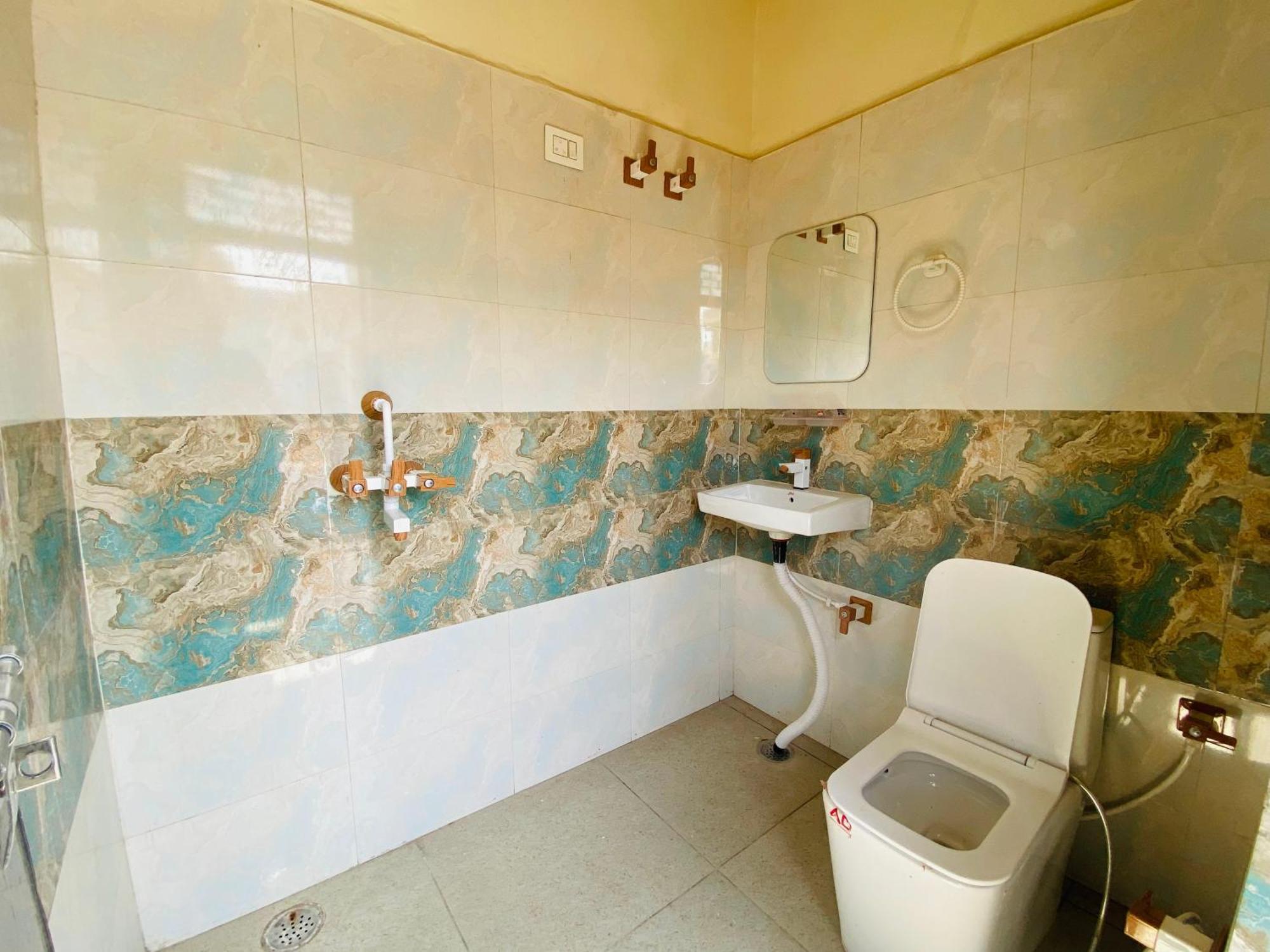 The Raman Palace- A Budget Hotel ماثورا المظهر الخارجي الصورة