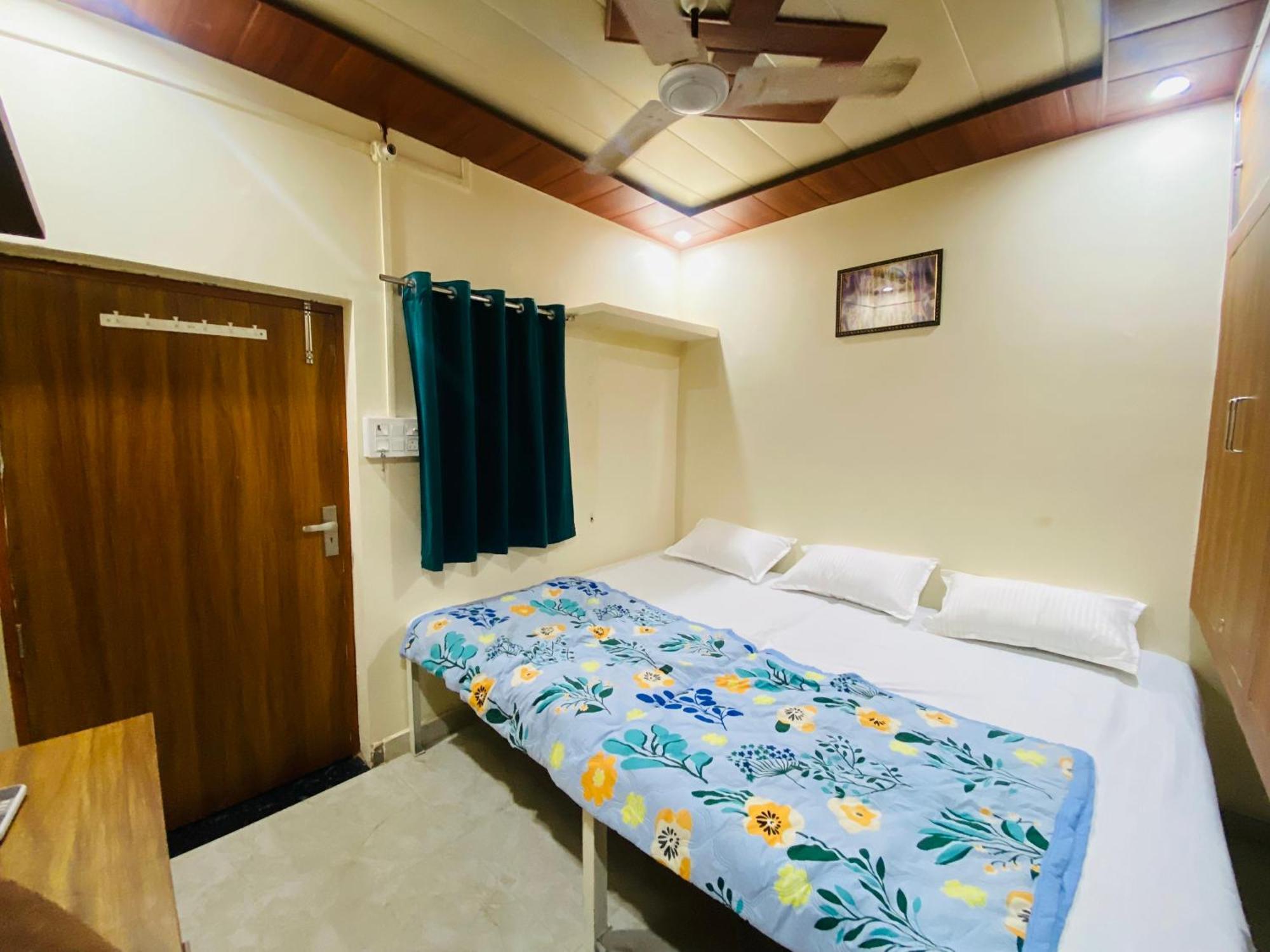 The Raman Palace- A Budget Hotel ماثورا المظهر الخارجي الصورة