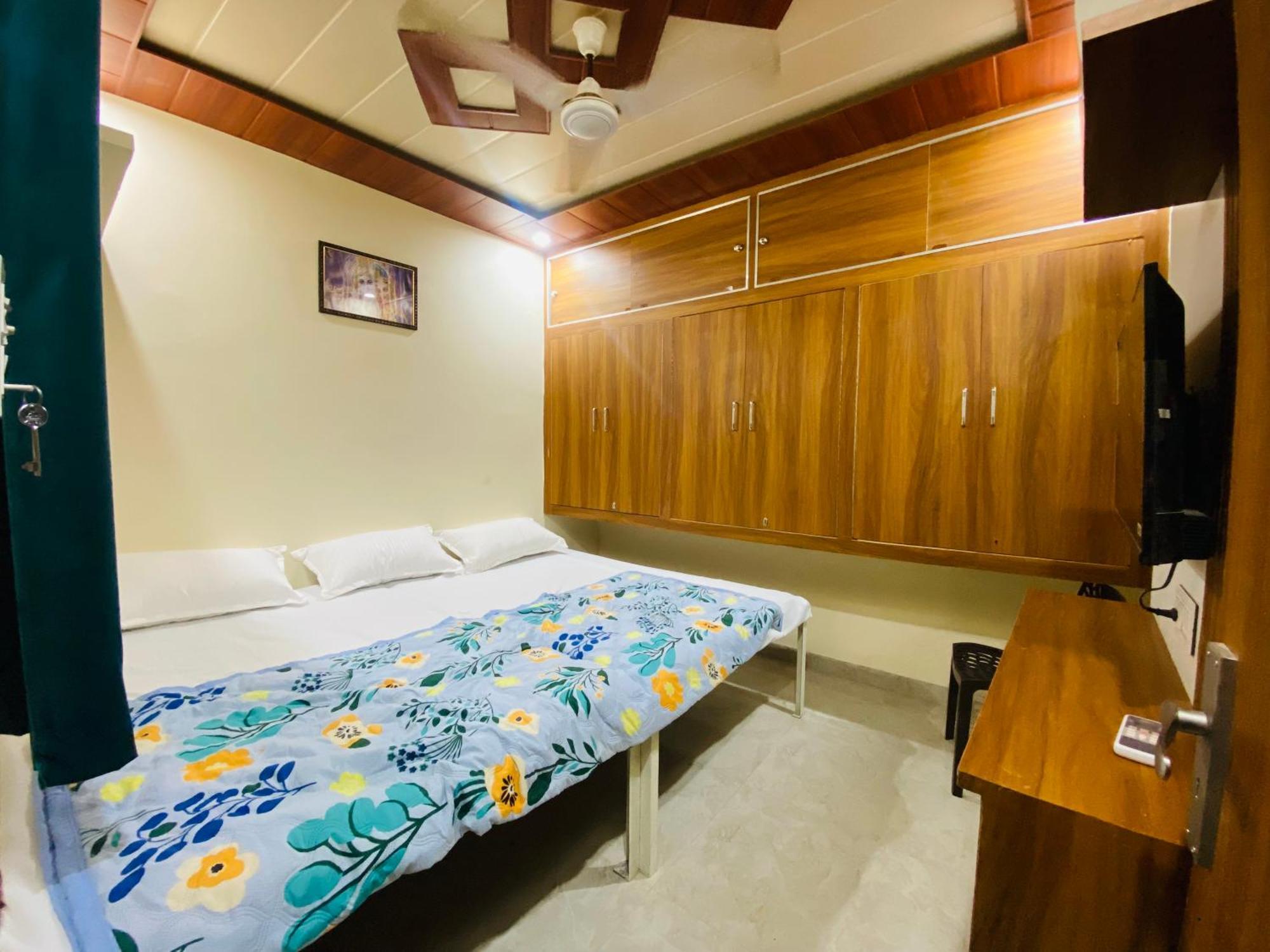 The Raman Palace- A Budget Hotel ماثورا المظهر الخارجي الصورة