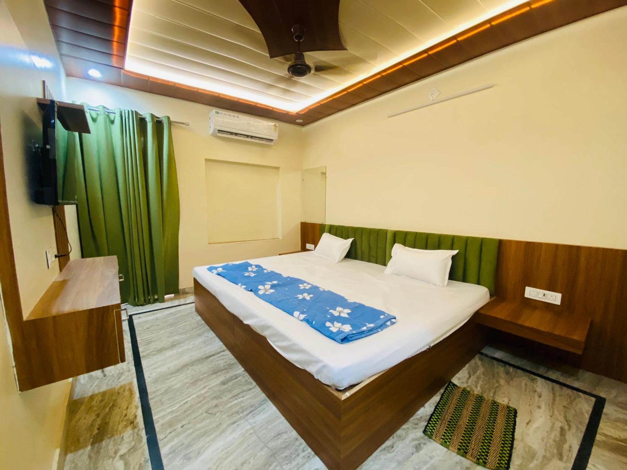 The Raman Palace- A Budget Hotel ماثورا المظهر الخارجي الصورة